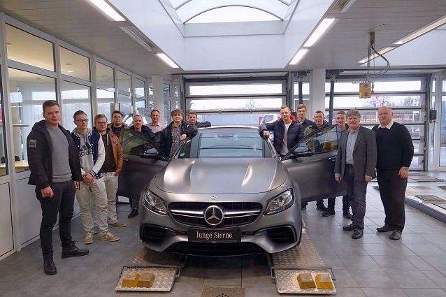 Bild: "Willkommen im Peter-Team" hie&szlig; es heute bei der Unterzeichnung der &Uuml;bernahmevertr&auml;ge f&uuml;r elf frischgebackene Kfz-Mechatroniker-Gesellen