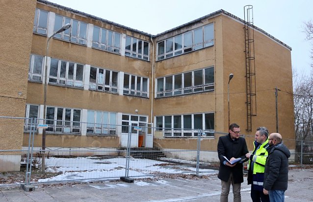 Bild: Die Vorbereitungen f&uuml;r den Abriss des alten Schulgeb&auml;udes am Ortseingang von Klettenberg beginnen jetzt.