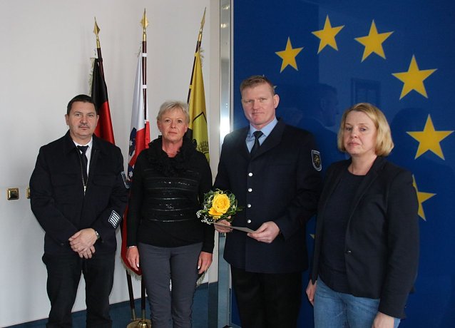 Bild: Gerd Jung (Leiter der Berufsfeuerwehr), Bettina Broszat (Personalratsvorsitzende), Matthias Reinhardt (Brandmeister Berufsfeuerwehr), Jutta Krauth (B&uuml;rgermeisterin)
