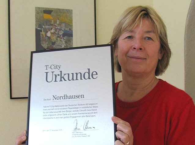 Bild: Oberb&uuml;rgermeisterin Rinke mit Urkunde