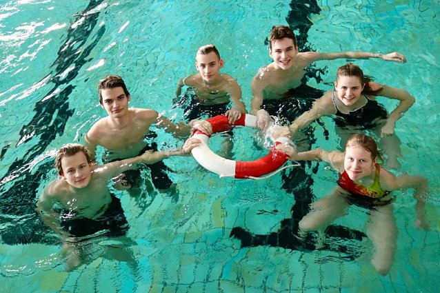 Bild: Sechs Jugendliche aus Bleicherode und Sollstedt, die sich seit vielen Jahren regelm&auml;&szlig;ig einmal in der Woche zur Schwimm-AG in der Sollstedter Schwimmhalle 
