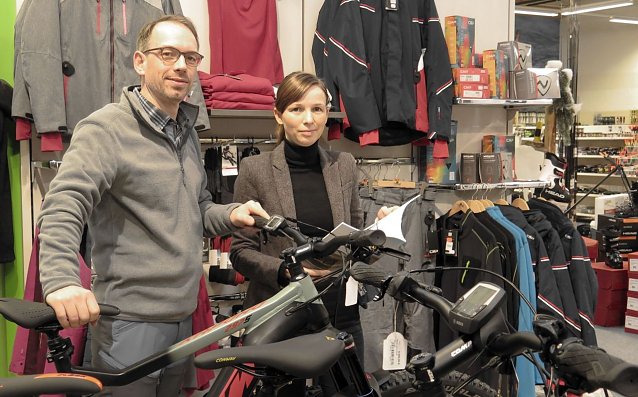 Bild: v.l.: Tino Thiemrodt ber&auml;t Claudia Rheinl&auml;nder zu modernen E-Bikes