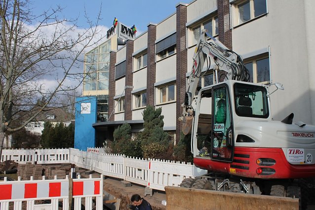 Bild: auch das eigene Objekt in der Stra&szlig;e der Genossenschaften schlie&szlig;t die EVN bis zur n&auml;chsten Heizperiode ans Fernw&auml;rmenetz an