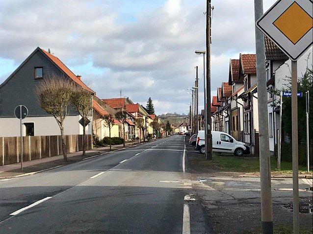 Bild: Die Northeimer Stra&szlig;e in Niedersachswerfen wird in den kommenden Monaten grundhaft ausgebaut, die s&uuml;dliche Stra&szlig;enseite erh&auml;lt neue Nebenanlagen und Stellpl&auml;tze. Die Arbeiten sollen am 4. M&auml;rz in H&ouml;he der Kreuzung  Kupferhammer/Puschkin-Stra&szlig;e unter Vollsperrung beginnen.