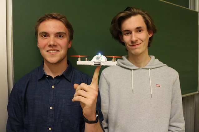 Bild: Alexander Junge und Hannes Herboth mit ihrer Papierdrohne