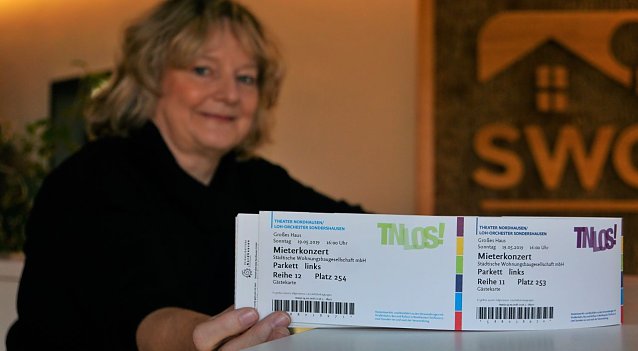 Bild: Bei Rita Eitz am Empfang in der SWG-Gesch&auml;ftsstelle in der Geseniusstra&szlig;e liegen Karten zum Abholen bereit.