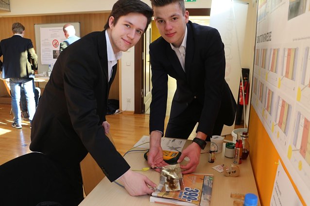 Bild: Thomas Rieger und Tilman K&uuml;hne mit ihrer "Gr&auml;tzelzelle"