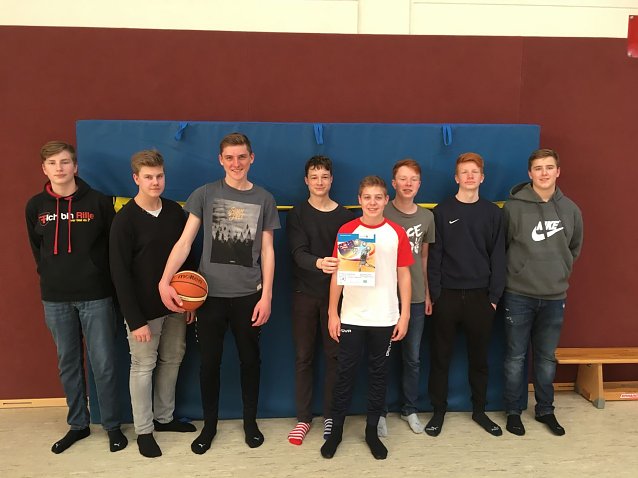 Bild: Herder-Gymnasium belegt f&uuml;nften und  dritten beim Landesfinale im Basketball 