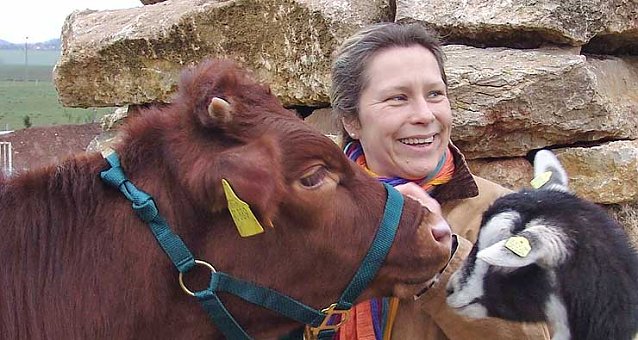 Bild: Diana Forst mit Rulka, einem Harzer-Rotvieh-Kalb