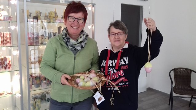 Bild: Die Ehrenamtliche Maria Hoffmann und die Werkstattbesch&auml;ftigte Karola Busch pr&auml;sentieren eine Auswahl aus der aktuellen Fr&uuml;hlingskollektion