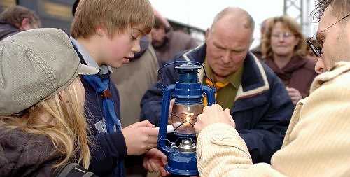 Bild: Friedenslicht &uuml;bergeben
