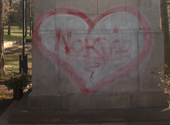 Bild: Grafitti am Ehrendenkmal