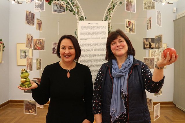 Bild: Kunst, Kultur, Geschichte - Susanne Hinsching und Astrid Lautenschl&auml;ger f&uuml;hren durch die M&auml;rchenwelt