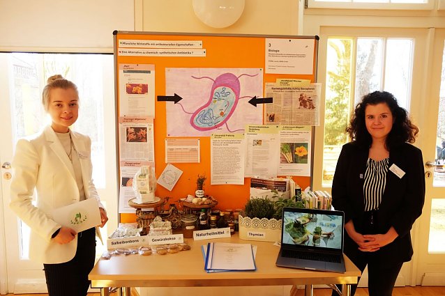 Bild: Celina Gries, Leonie Sterzl, Fachgebiet: Biologie, Regionalwettbewerb "JUGEND FORSCHT Nordth&uuml;ringen
