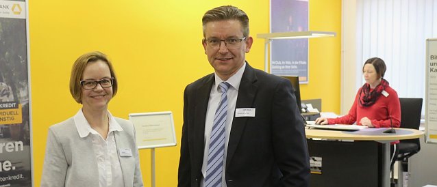 Bild: Sabine Schanzmann-Wey und Filialeiter Andrew Brotr&uuml;ck legten die Bilanz der Nordh&auml;user Commerzbank dar