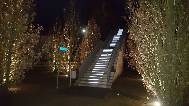 Bild: Die Lesserstiege leuchtet wieder