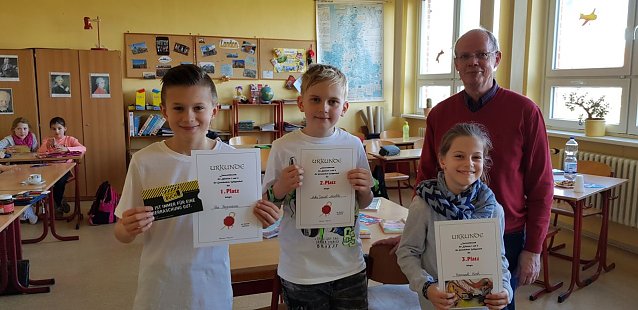 Bild: Hannah Koch (Klasse 3) und Mika Mischke (Klasse 4) freuten sich &uuml;ber den 3. und 2. Platz. Bester Leser kann sich Theo Bergmann aus der Klasse 4 