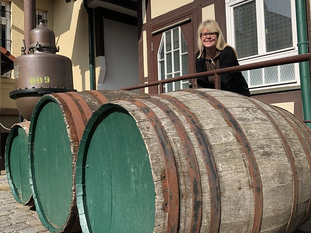 Bild: In der Traditionsbrennerei werden zur Museumsnacht F&auml;sser gerollt