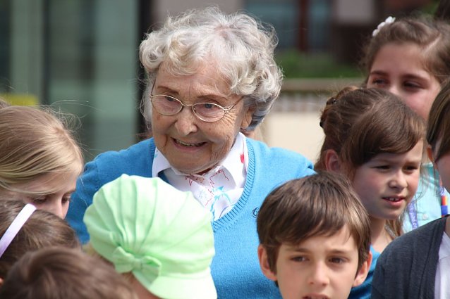 Bild: Die Mutter der kleinen, wei&szlig;en Friedenstaube - Erika Schirmer