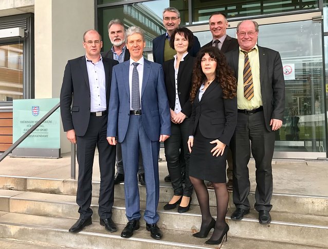 Bild: An dem Treffen nahmen neben Matthias Jendricke die Landr&auml;te Petra Enders (Ilmkreis), Peggy Greiser (Schmalkalden-Meiningen), Hans-Peter Schmitz (Sonneberg), Marko Wolfram (Saalfeld-Rudolstadt) und Harald Zanker (Unstrut-Hainich-Kreis) teil.