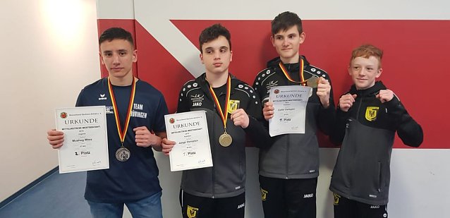 Bild: Die Sportler Keanu Zorn, Musheg Mhez, Jangir Osmanov und Collin Ostmann konnten alle mit Medaillen in ihren Gewichtsklassen f&uuml;r sich zur&uuml;ck kommen.