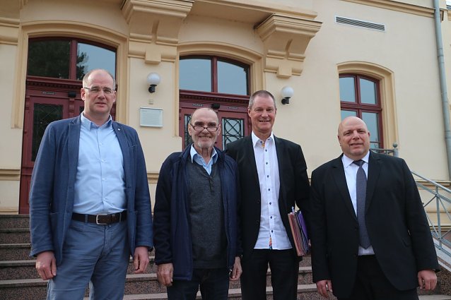 Bild: Landratsamt, Kreissportbund und Jobcenter ziehen an einem Strang. v.l.: Landrat Matthias Jendricke, die KSB-Chefs Klaus Gorges und Andreas Meyer sowie der Leiter des Jobcenters, Heiko R&ouml;der.