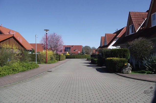 Bild: Verschwunden sind Kleing&auml;rten und Ackerfl&auml;che in Salza, Bereich Friedhof/Kastanienweg. Schmucke Einfamilienh&auml;user heute.