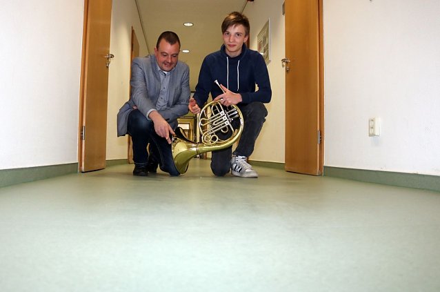 Bild: Musikschuldirektor Holger Niebhagen mit seinem Horn-Sch&uuml;ler Tony Neumann im neu ausgelegten Flur