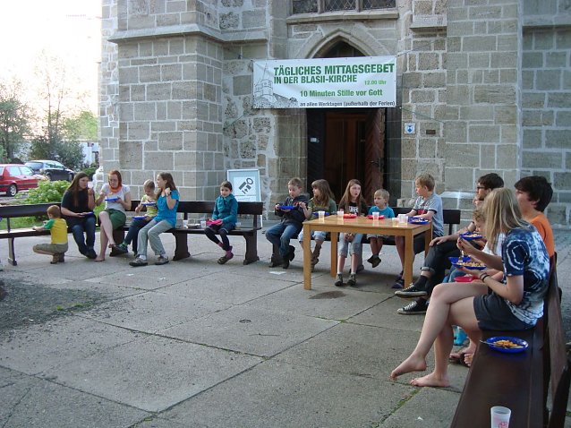 Bild: Nudelsonntag vor der Blasii-Kirche