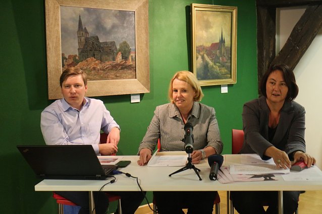 Bild: v.l.: Pressesprecher Lutz Fischer, B&uuml;rgermeisterin Jutta Krauth, Museumsleiterin Susanne Hinsching