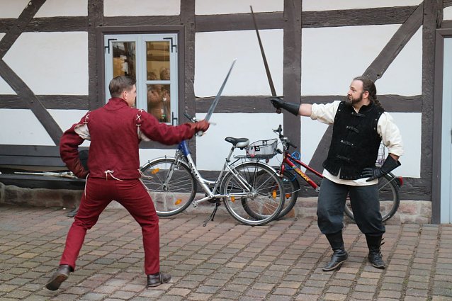 Bild: Vor dem Tabakspeicher pr&auml;sentierte die Fechtschule "in motu"  historische Schwertkampftechniken