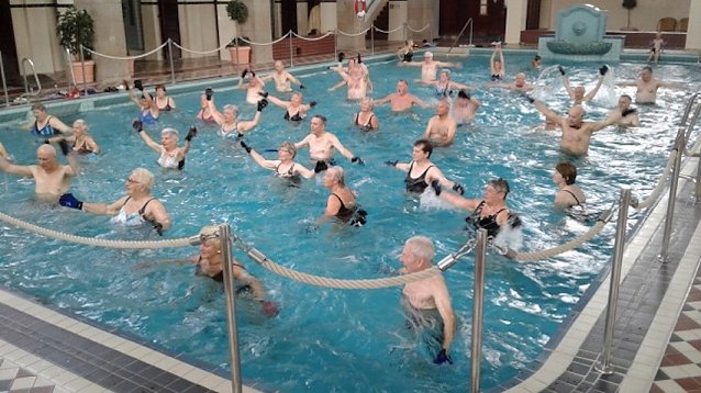 Bild: Seniorenschwimmen im Badehaus