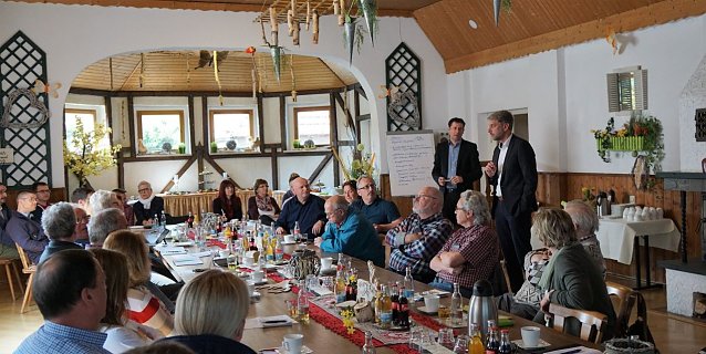 Bild: Die B&uuml;rgermeister Andreas Gerbothe, Henry Pasenow und Stephan Klante hatten nach Woffleben in den J&auml;gerhof zum ersten S&uuml;dharzer Tourismusstammtisch  eingeladen. Thomas Knorr moderierte die Veranstaltung