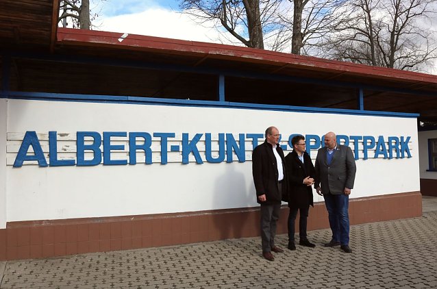 Bild: Der Bundestagsabgeordnete Carsten Schneider &uuml;berzeugte sich im M&auml;rz gemeinsam mit Landrat Matthias Jendricke vor Ort von der Notwendigkeit der Sanierung und des Ausbaus
