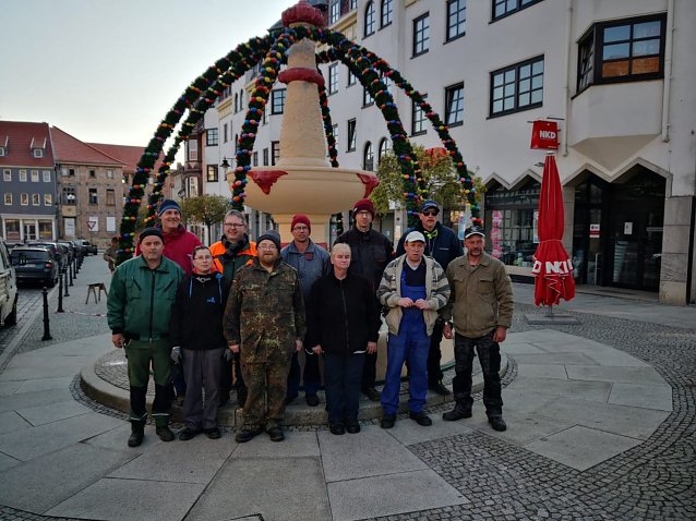 Bild: Der Zierbrunnen wurde &ouml;sterlich geschm&uuml;ckt