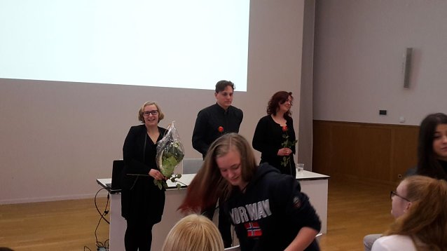 Bild: Zum Auftakt des Lesefr&uuml;hlings an der Petersbergschule fand am Montag in der Stadtbibliothek eine Lesung aus dem Roman von Miep Gries Meine Zeit mit Anne Frank