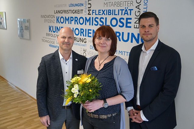 Bild: Pascal Wetzler (rechts) von der St&auml;dtischen Wohnungsbaugesellschaft in Nordhausen hat die neuen gesch&auml;ftlichen Mieter Frank Zwacka und Nancy Schulz begr&uuml;&szlig;t.