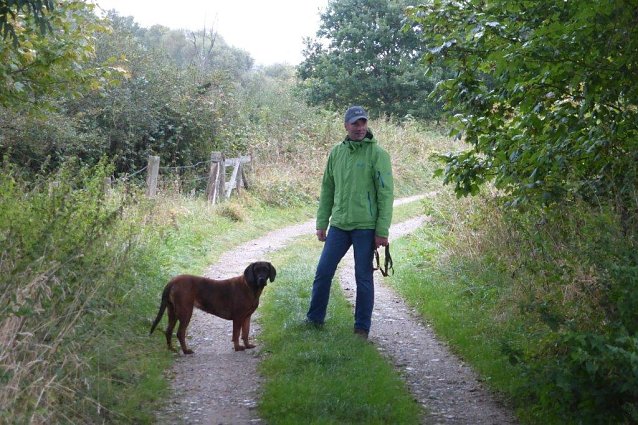 Bild: Nils Neu bei einem Spaziergang mit Hund in der Natur
