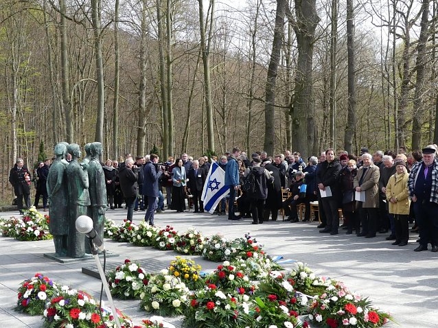 Bild: Zentrale Gedenkveranstaltung und Kranzniederlegung mit &Uuml;berlebenden des Konzentrationslagers Mittelbau-Dora auf dem Gedenkplatz vor dem ehemaligen Krematorium anl&auml;sslich des 74. Jahrestags der Befreiung des Konzentrationslagers 
