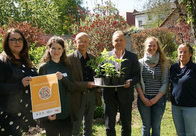 Bild: Gemeinsam unter einem besonderen Aspekt etwas schaffen. Dem dient der Kooperationsvertrag. Das Gartenprojekt zeugt eindrucksvoll von der fruchtbaren Zusammenarbeit zwischen Horizont und JugendSozialwerk. Victoria Peinemann, Ines Jahne, Andreas Weigel, Ren&eacute; K&uuml;bler, Stephanie Sch&uuml;ler und Sigrid Dathe freut�s