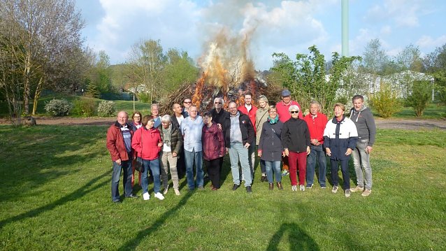 Bild: Walpurgis-Osterfeuer auf dem Neust&auml;dter Golfplatz