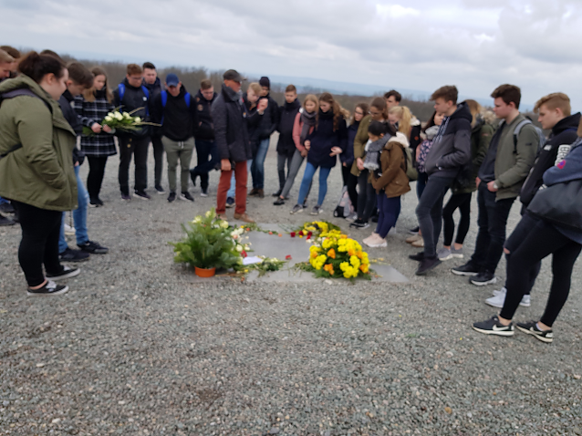 Bild: Die Sch&uuml;ler der Klassen 10a und 10b des Schiller-Gymnasiums zu Besuch in der Gedenkst&auml;tte Buchenwald