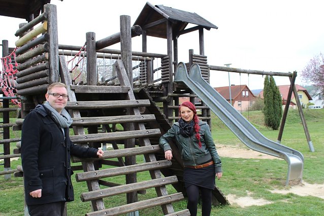 Bild: Chris Schr&ouml;der und Sarah Schnause auf einem Spielplatz in Heringen