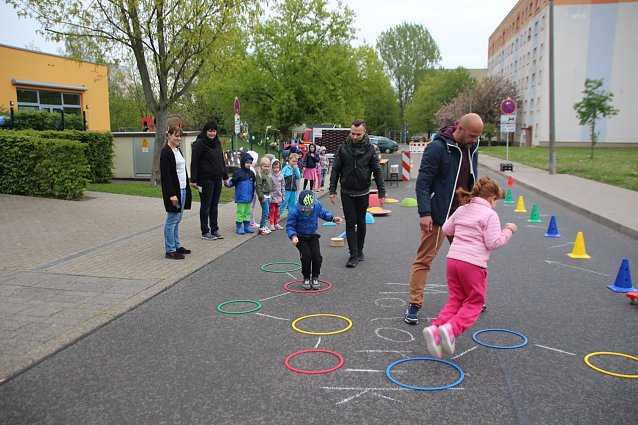 Bild: Spielstationen in der Johannes-Thal-Stra&szlig;e