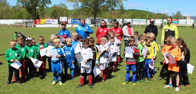 Bild: Bei sch&ouml;nsten Fu&szlig;ballwetter, fand am vergangenen Sonntag ein Turnier der G-Junioren, das sind die J&uuml;ngsten Fu&szlig;baller des NTKfA - Fu&szlig;ballkreises, auf den Karl-Henze-Sportplatz in Salza statt