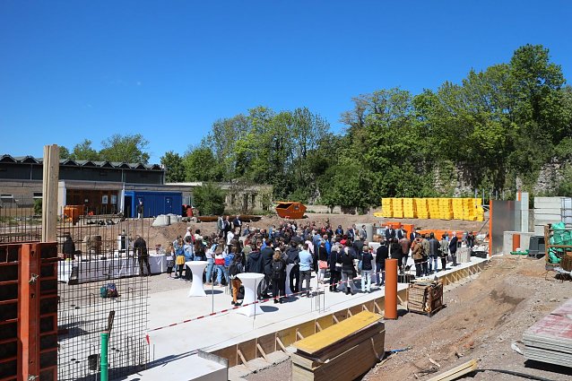 Bild: Grundstein f&uuml;r die Zukunft gelegt - am Humboldt-Gymnasium wurde heute ein weiteres Kapitel der Schulgeschichte auf den Weg gebracht