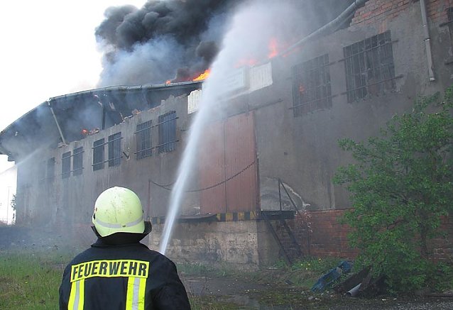 Bild: Die Feuerwehren beim Brandeinsatz auf dem Bahnhofsgel&auml;nde im Mai 2006