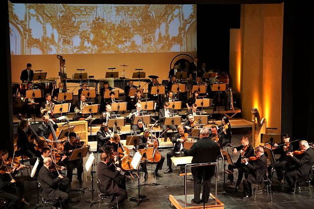 Bild: Das Loh-Orchester unter der Leitung von Michael Helmrath nahm die Mieter am Sonntag mit auf eine vergn&uuml;gliche Reise