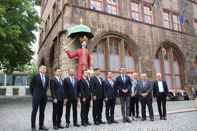 Bild: Chinesische Delegation begr&uuml;&szlig;t