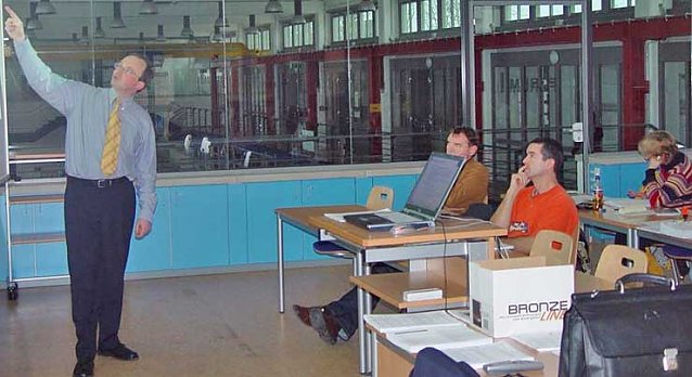 Bild: Prof. Dr. Stefan Zahradnik, vor Public-Management-Studenten